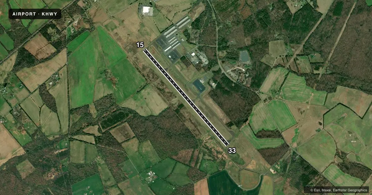 Top-down satellite sketch of KHWY WARRENTON/FAUQUIER in WARRENTON, VIRGINIA, showing runways 15/33 drawn to scale over Esri World Imagery