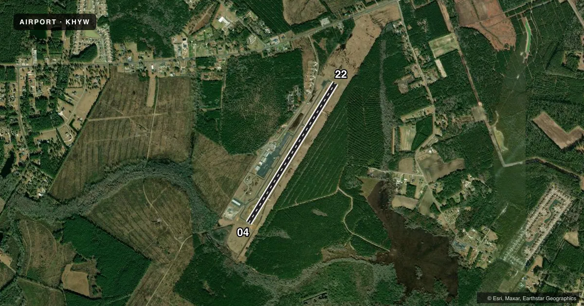 Top-down satellite sketch of KHYW CONWAY-HORRY COUNTY in CONWAY, SOUTH CAROLINA, showing runways 04/22 drawn to scale over Esri World Imagery