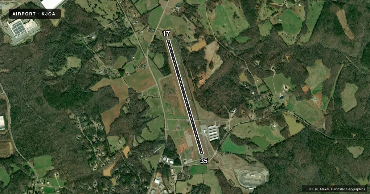 Top-down satellite sketch of KJCA JACKSON COUNTY in JEFFERSON, GEORGIA, showing runways 17/35 drawn to scale over Esri World Imagery