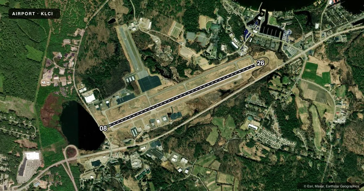 Top-down satellite sketch of KLCI LACONIA MUNI in LACONIA, NEW HAMPSHIRE, showing runways 08/26 drawn to scale over Esri World Imagery