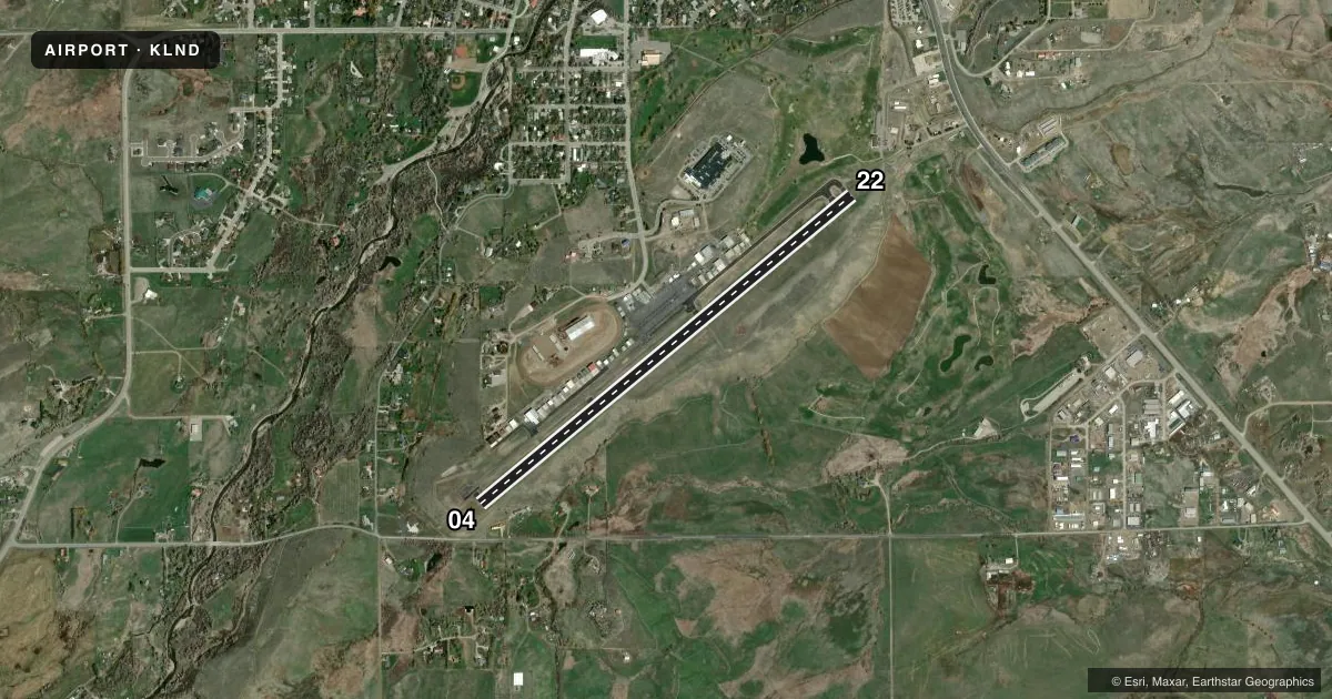 Top-down satellite sketch of KLND HUNT FLD in LANDER, WYOMING, showing runways 04/22 drawn to scale over Esri World Imagery
