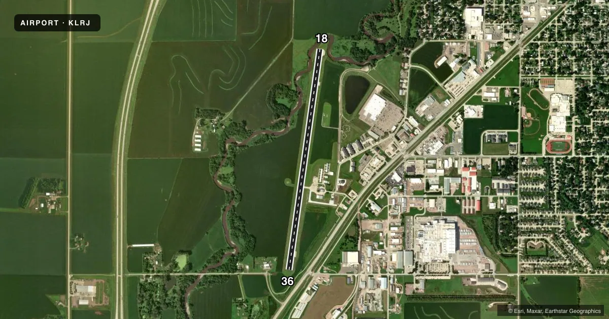 Top-down satellite sketch of KLRJ LE MARS MUNI in LE MARS, IOWA, showing runways 18/36 drawn to scale over Esri World Imagery