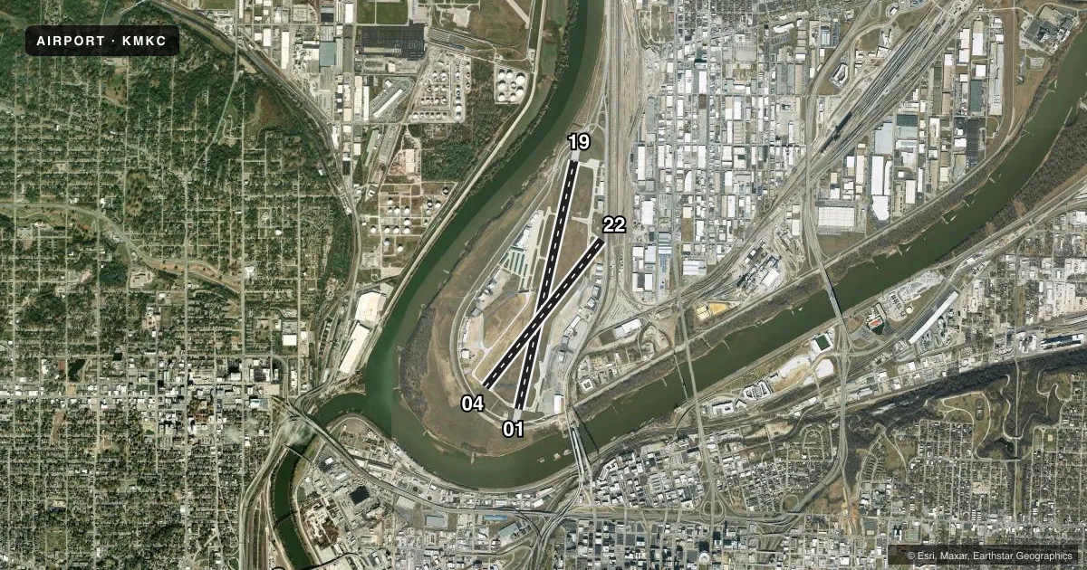 Top-down satellite sketch of KMKC KANSAS CITY DOWNTOWN/WHEELER FLD in KANSAS CITY, MISSOURI, showing runways 01/19, 04/22 drawn to scale over Esri World Imagery