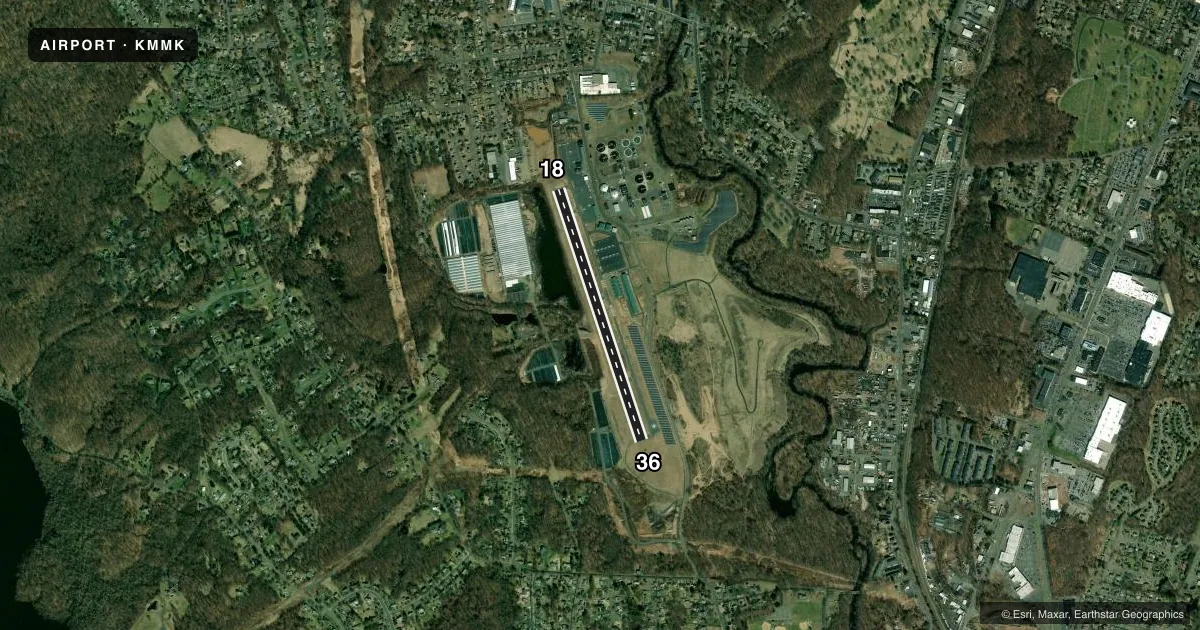 Top-down satellite sketch of KMMK MERIDEN MARKHAM MUNI in MERIDEN, CONNECTICUT, showing runways 18/36 drawn to scale over Esri World Imagery