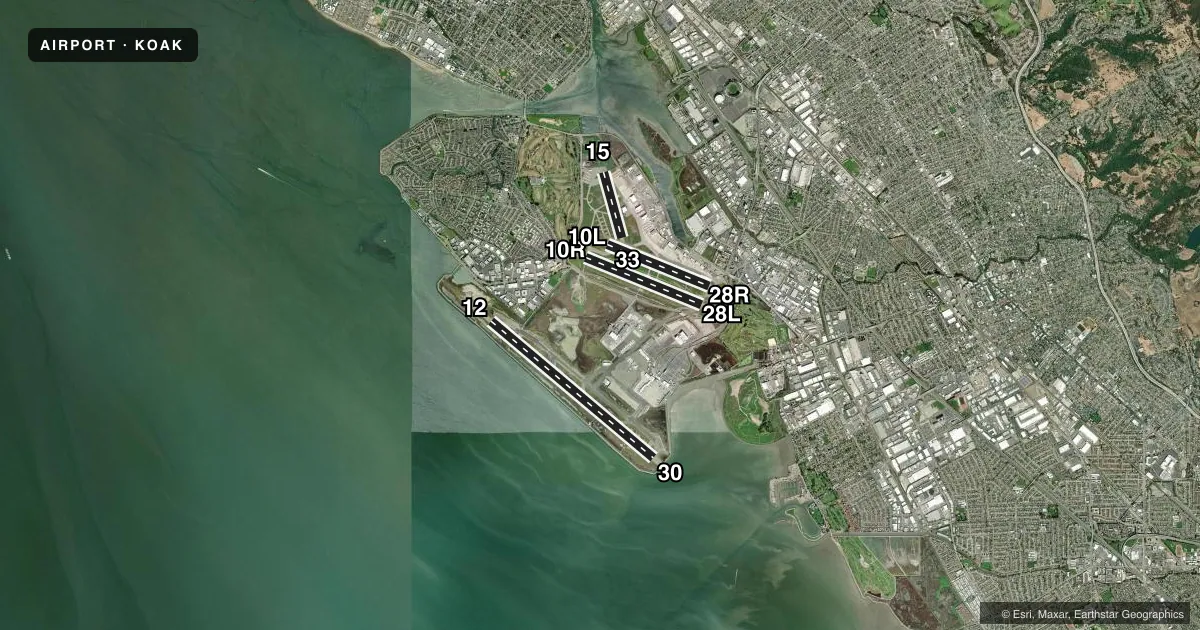 Top-down satellite sketch of KOAK OAKLAND SAN FRANCISCO BAY in OAKLAND, CALIFORNIA, showing runways 12/30, 10R/28L, 10L/28R, 15/33 drawn to scale over Esri World Imagery