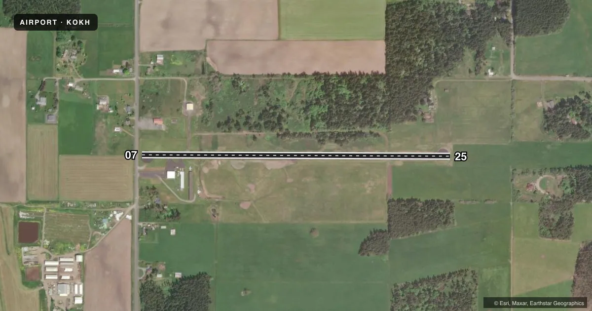 Top-down satellite sketch of KOKH DELAURENTIS in OAK HARBOR, WASHINGTON, showing runways 07/25 drawn to scale over Esri World Imagery