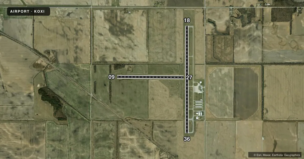 Top-down satellite sketch of KOXI STARKE COUNTY in KNOX, INDIANA, showing runways 18/36, 09/27 drawn to scale over Esri World Imagery