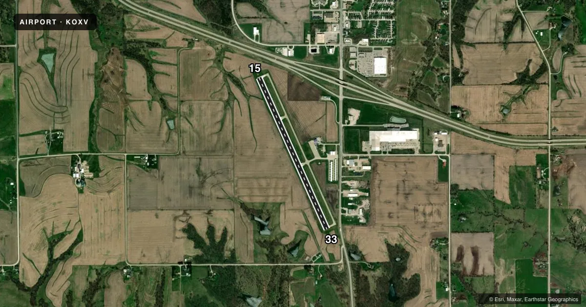 Top-down satellite sketch of KOXV KNOXVILLE MUNI in KNOXVILLE, IOWA, showing runways 15/33 drawn to scale over Esri World Imagery