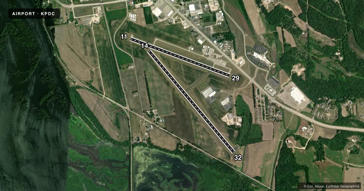 Top-down satellite sketch of KPDC PRAIRIE DU CHIEN MUNI in PRAIRIE DU CHIEN, WISCONSIN, showing runways 14/32, 11/29 drawn to scale over Esri World Imagery
