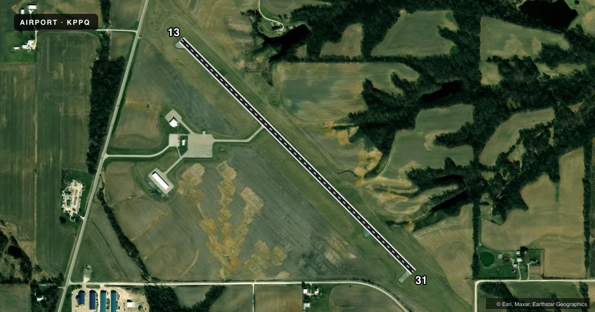 Top-down satellite sketch of KPPQ PITTSFIELD PENSTONE MUNI in PITTSFIELD, ILLINOIS, showing runways 13/31 drawn to scale over Esri World Imagery