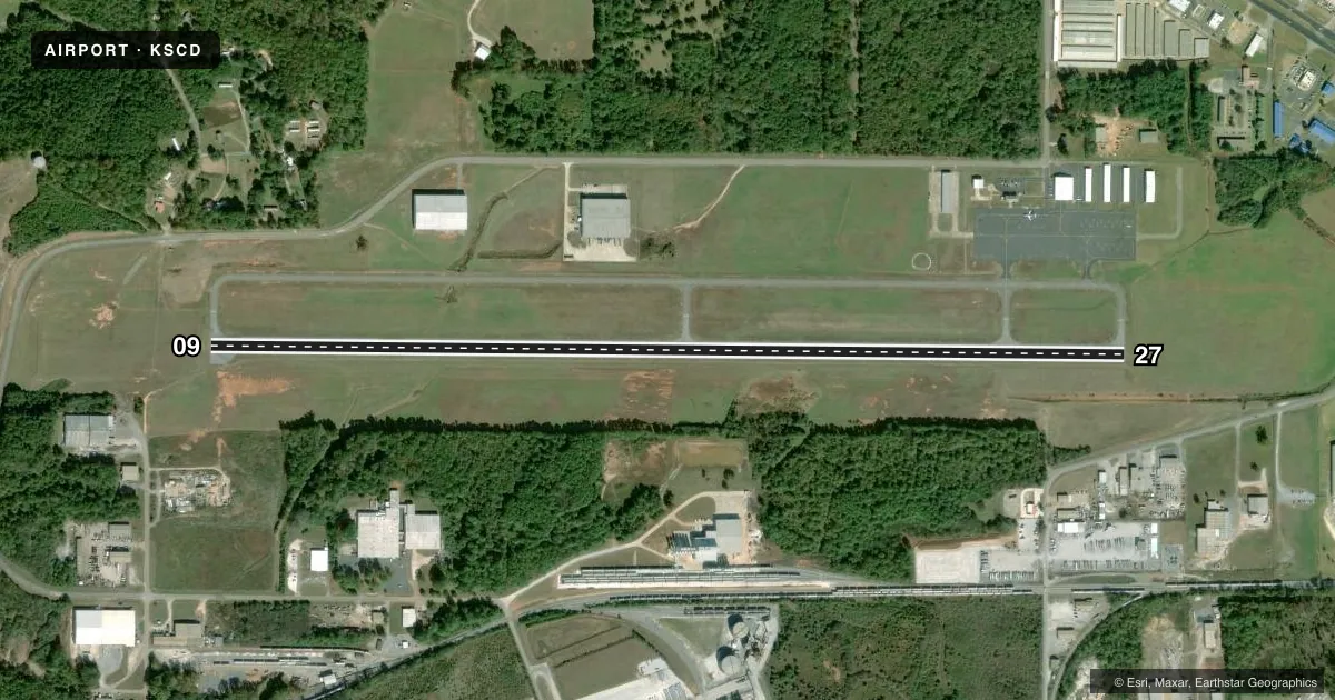 Top-down satellite sketch of KSCD MERKEL FLD SYLACAUGA MUNI in SYLACAUGA, ALABAMA, showing runways 09/27 drawn to scale over Esri World Imagery