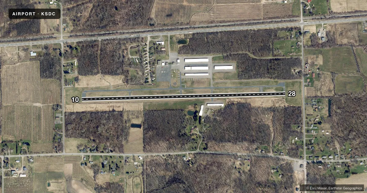Top-down satellite sketch of KSDC WILLIAMSON/SODUS in WILLIAMSON/SODUS, NEW YORK, showing runways 10/28 drawn to scale over Esri World Imagery