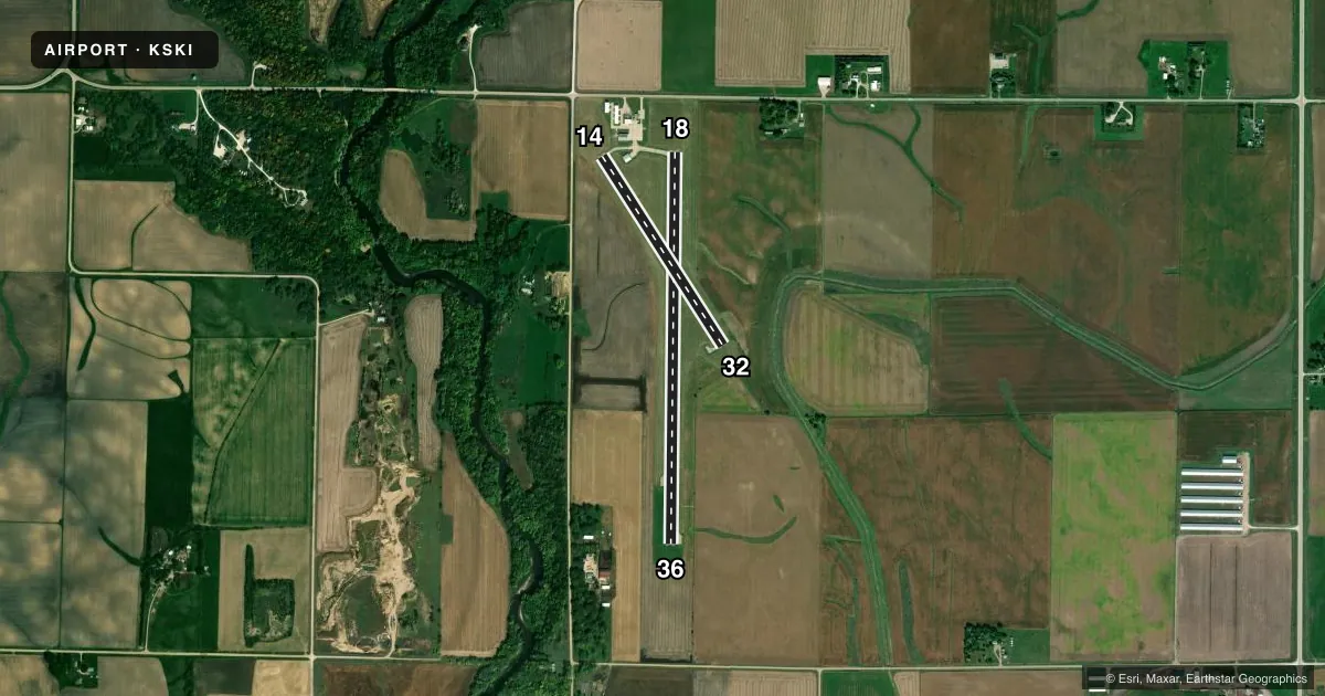 Top-down satellite sketch of KSKI SAC CITY MUNI in SAC CITY, IOWA, showing runways 18/36, 14/32 drawn to scale over Esri World Imagery