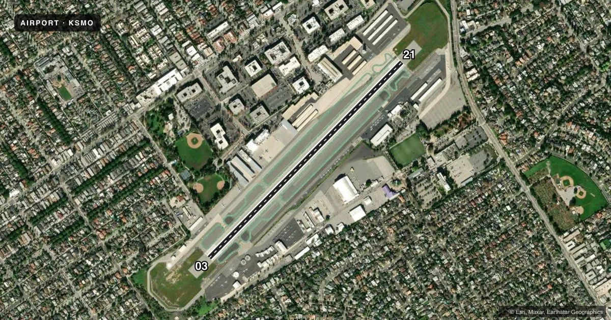 Top-down satellite sketch of KSMO SANTA MONICA MUNI in SANTA MONICA, CALIFORNIA, showing runways 03/21 drawn to scale over Esri World Imagery