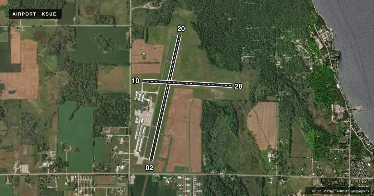 Top-down satellite sketch of KSUE DOOR COUNTY CHERRYLAND in STURGEON BAY, WISCONSIN, showing runways 02/20, 10/28 drawn to scale over Esri World Imagery