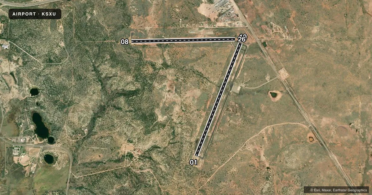 Top-down satellite sketch of KSXU SANTA ROSA ROUTE 66 in SANTA ROSA, NEW MEXICO, showing runways 01/19, 08/26 drawn to scale over Esri World Imagery