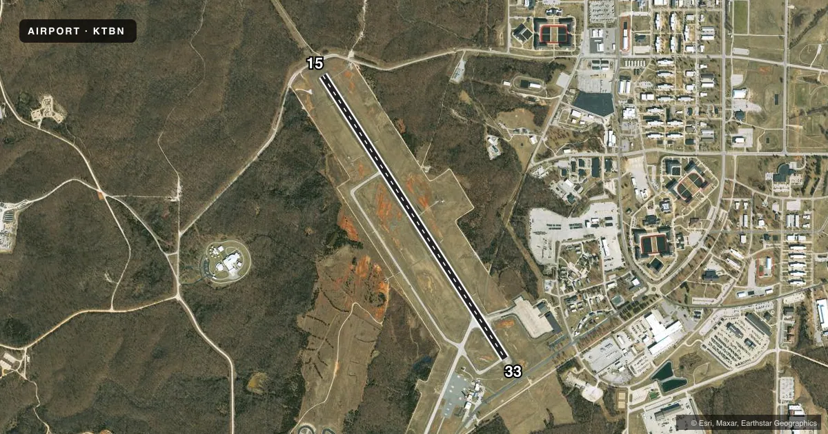 Top-down satellite sketch of KTBN WAYNESVILLE-ST ROBERT RGNL FORNEY FLD in FORT LEONARD WOOD, MISSOURI, showing runways 15/33 drawn to scale over Esri World Imagery