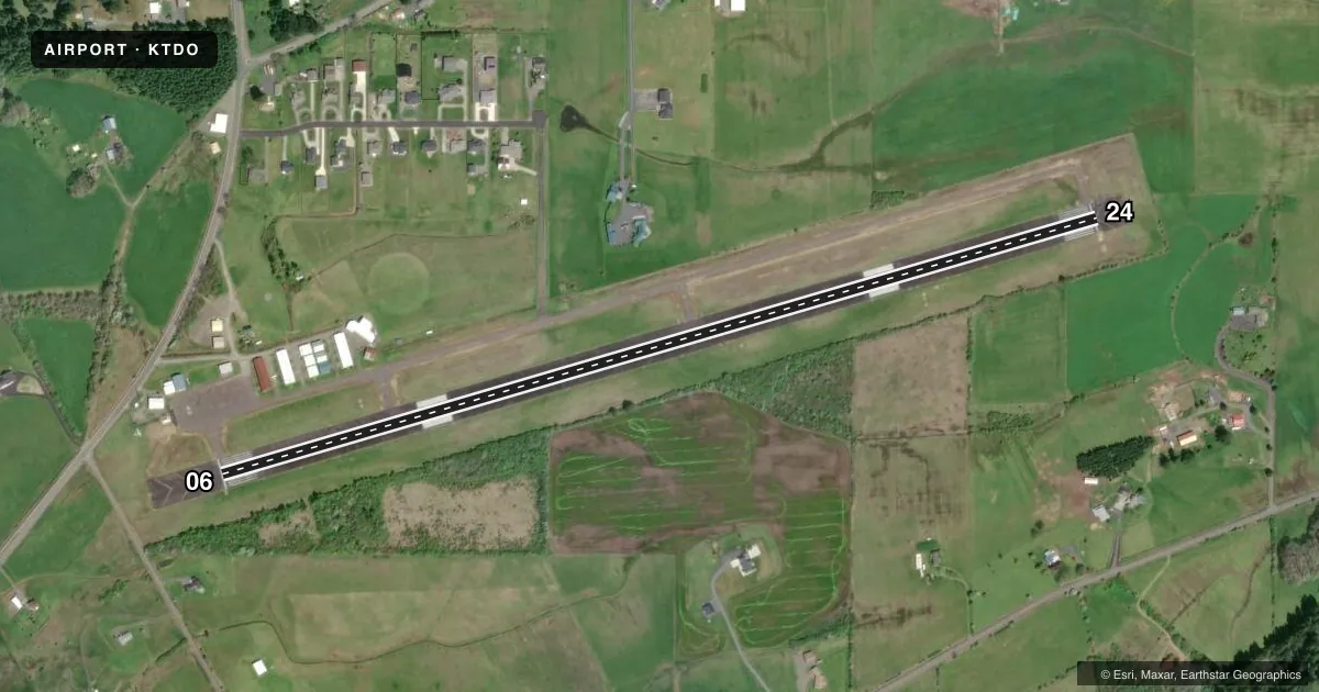 Top-down satellite sketch of KTDO ED CARLSON MEML FLD/SOUTH LEWIS COUNTY in TOLEDO, WASHINGTON, showing runways 06/24 drawn to scale over Esri World Imagery