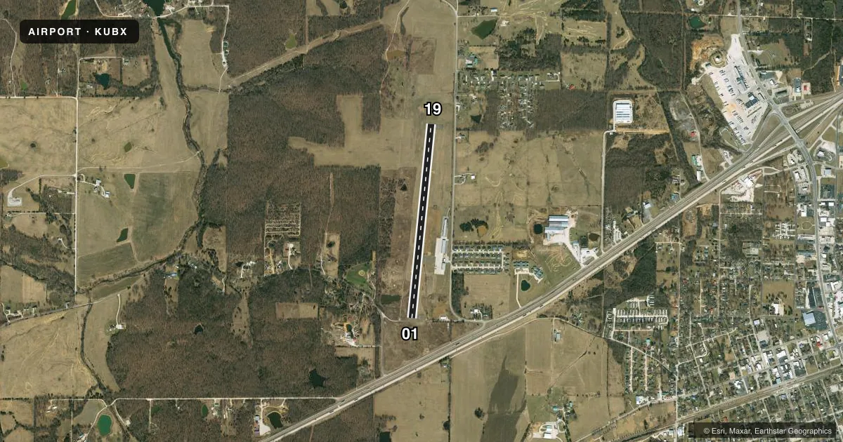 Top-down satellite sketch of KUBX CUBA MUNI in CUBA, MISSOURI, showing runways 01/19 drawn to scale over Esri World Imagery