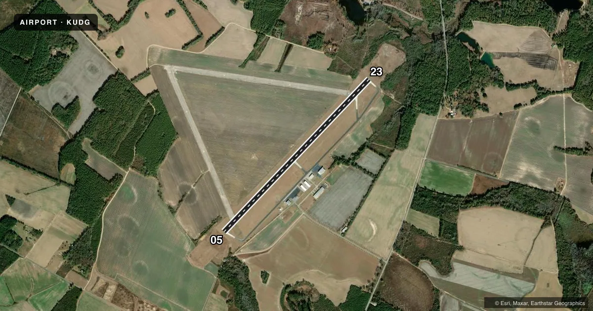 Top-down satellite sketch of KUDG DARLINGTON COUNTY in DARLINGTON, SOUTH CAROLINA, showing runways 05/23 drawn to scale over Esri World Imagery