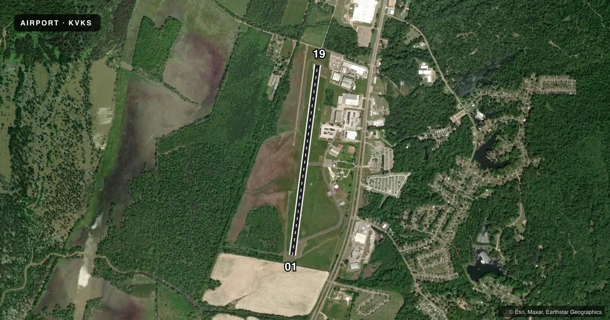 Top-down satellite sketch of KVKS VICKSBURG MUNI in VICKSBURG, MISSISSIPPI, showing runways 01/19 drawn to scale over Esri World Imagery