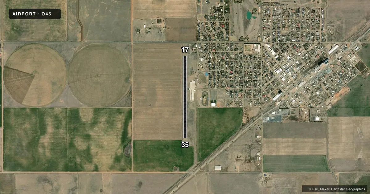 Top-down satellite sketch of O45 HOOKER MUNI in HOOKER, OKLAHOMA, showing runways 17/35 drawn to scale over Esri World Imagery