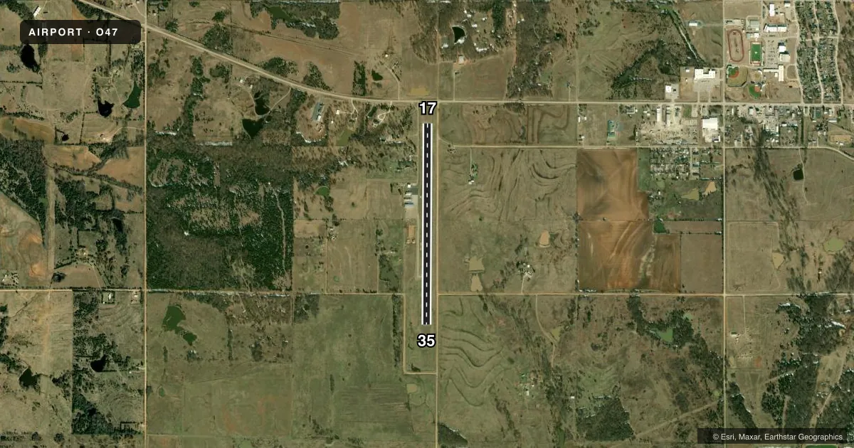 Top-down satellite sketch of O47 PRAGUE MUNI in PRAGUE, OKLAHOMA, showing runways 17/35 drawn to scale over Esri World Imagery