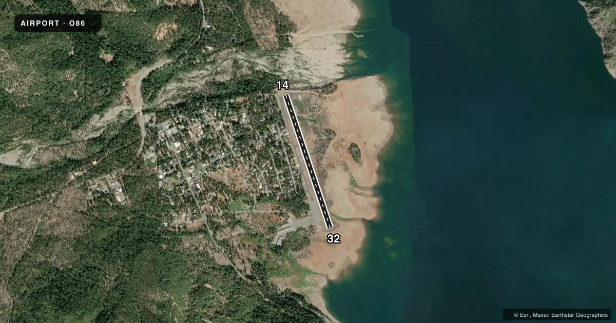 Top-down satellite sketch of O86 TRINITY CENTER in TRINITY CENTER, CALIFORNIA, showing runways 14/32 drawn to scale over Esri World Imagery