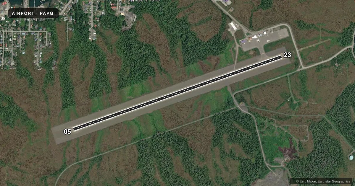 Top-down satellite sketch of PAPG PETERSBURG JAMES A JOHNSON in PETERSBURG, ALASKA, showing runways 05/23 drawn to scale over Esri World Imagery