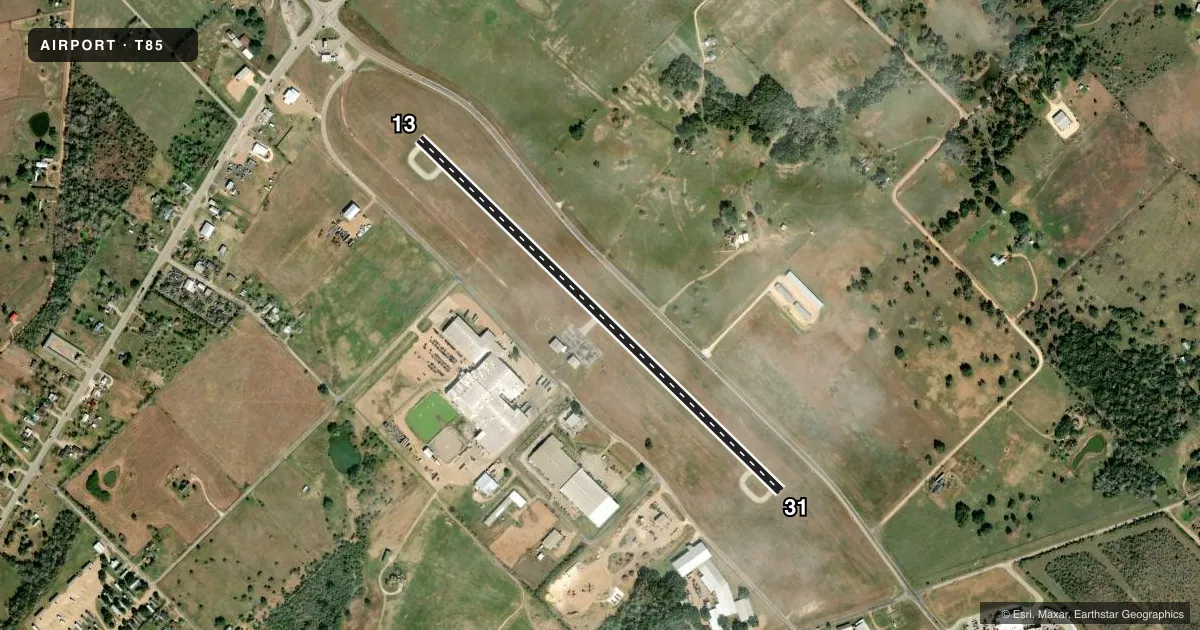 Top-down satellite sketch of T85 YOAKUM MUNI in YOAKUM, TEXAS, showing runways 13/31 drawn to scale over Esri World Imagery