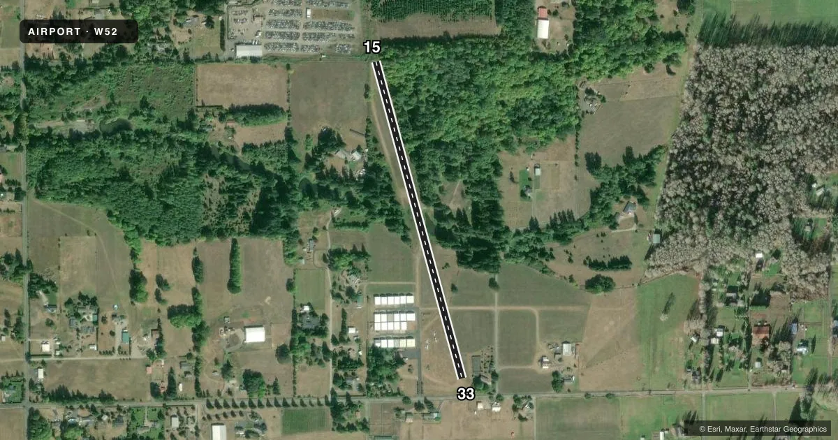 Top-down satellite sketch of W52 GOHEEN in BATTLE GROUND, WASHINGTON, showing runways 15/33 drawn to scale over Esri World Imagery